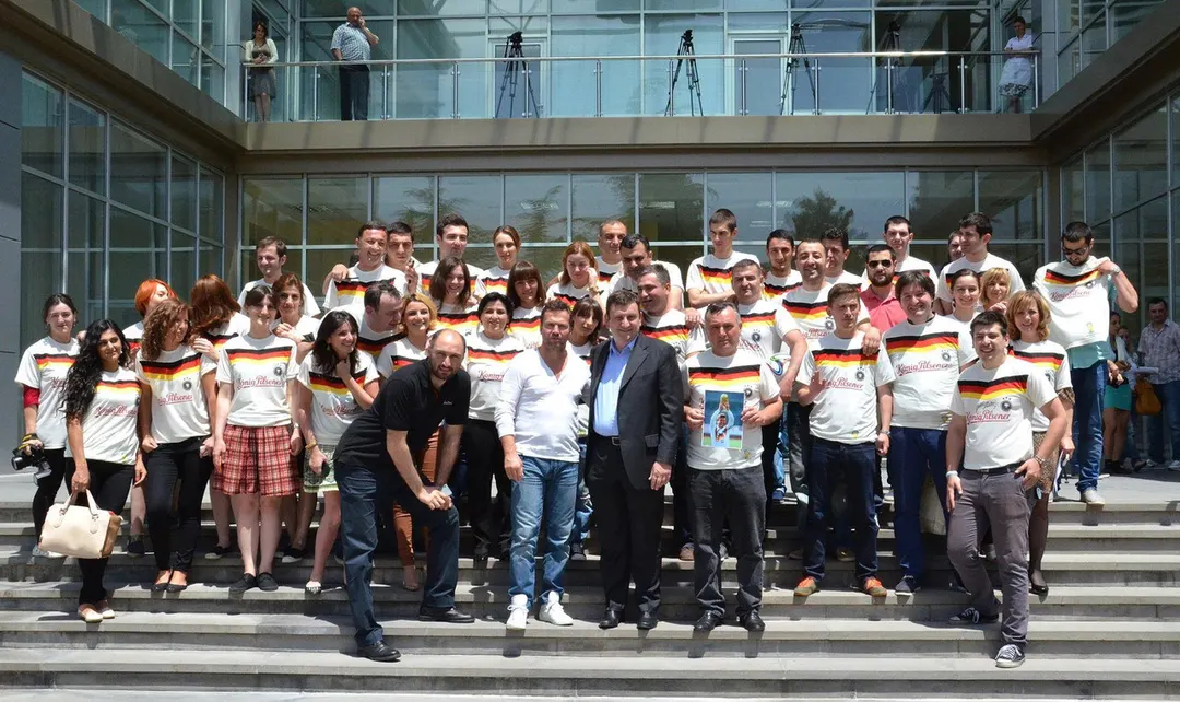 Tsezar Chocheli with a large group in matching T-shirts